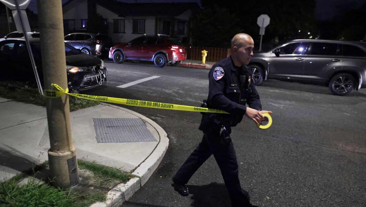 Policía pone cinta cerca de una vivienda relacionada con Cole Tomas Allen, sospechoso de disparar en la Cena de Corresponsales de la Casa. | AP