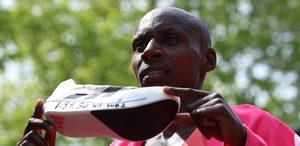 Sabastian Sawe, maratonista keniano, rompió el récord del mundo en un maratón acabando la carrera en menos de dos horas