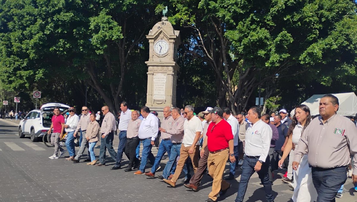 Trabajadores de la CSR marchan en Puebla | Especial