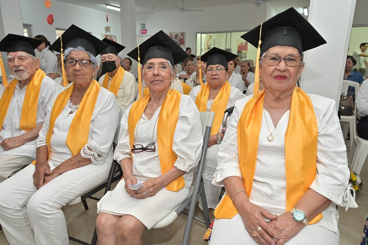 Adultos mayores se gradúan primaria secundaria Tampico DIF