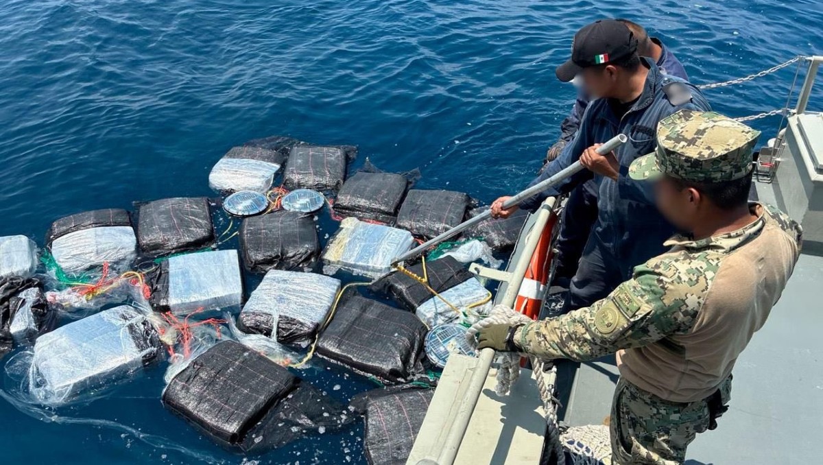 Aseguran cerca de una tonelada de cocaína frente a costas de Chiapas. | Foto: Gabinete de Seguridad