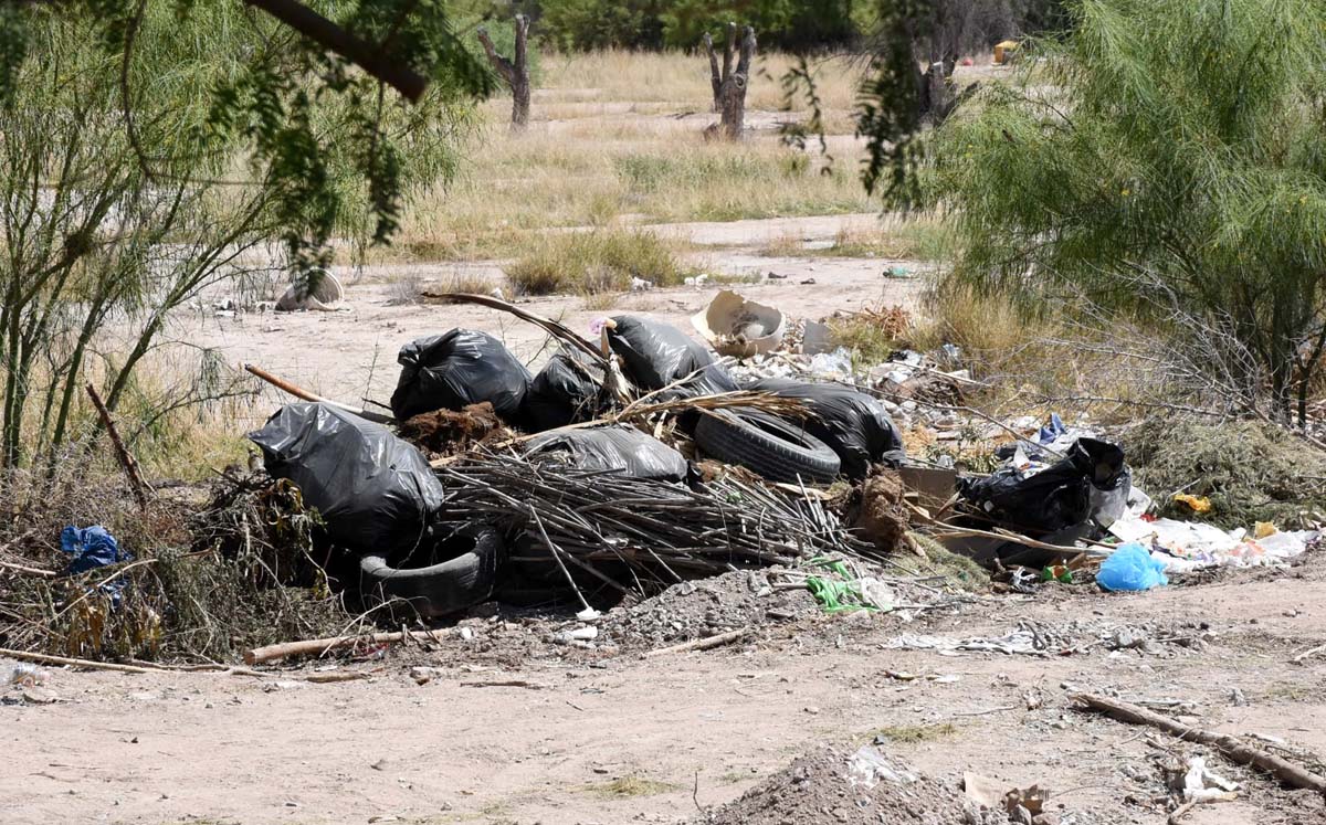 Canales de riego con basura en Gómez Palacio. | Foto: Roberto Amaya