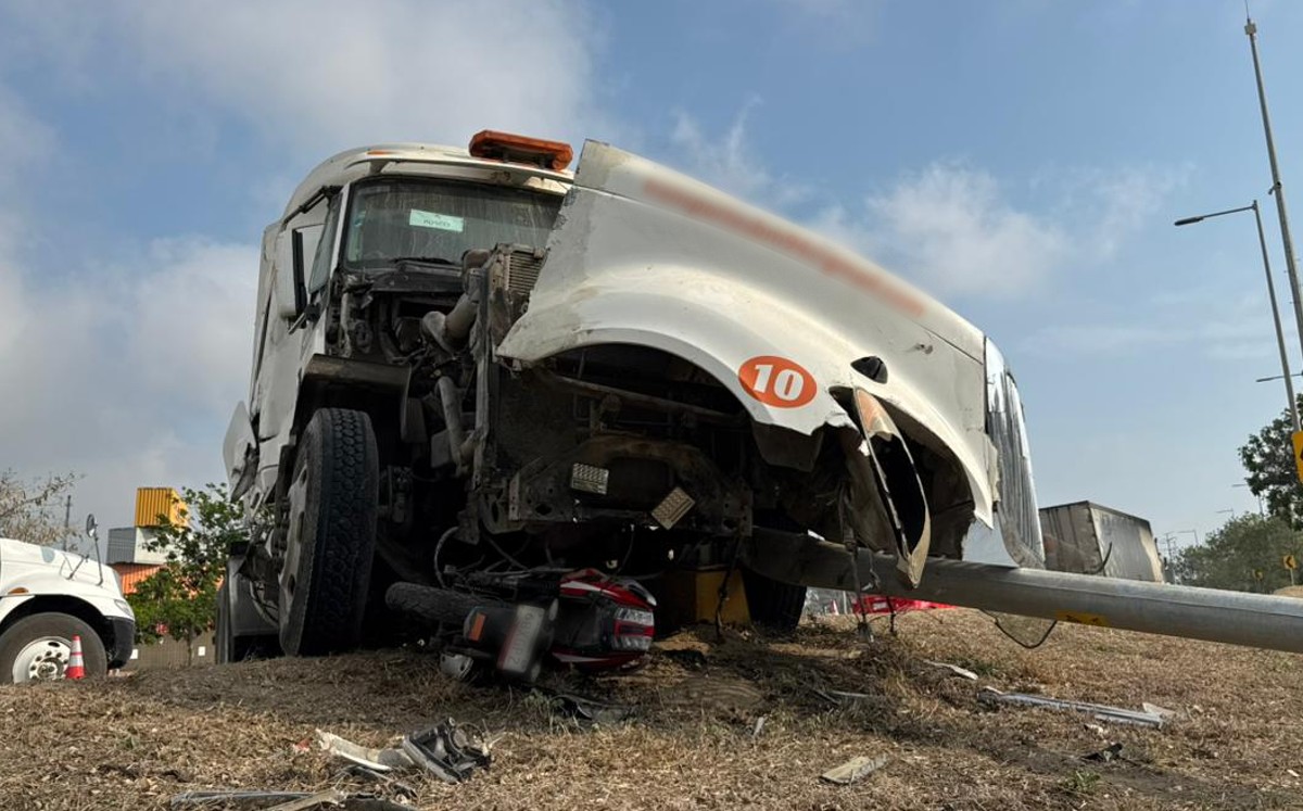Choque entre unidades pesadas termina con motociclista herido en Altamira. | Alberto Cano
