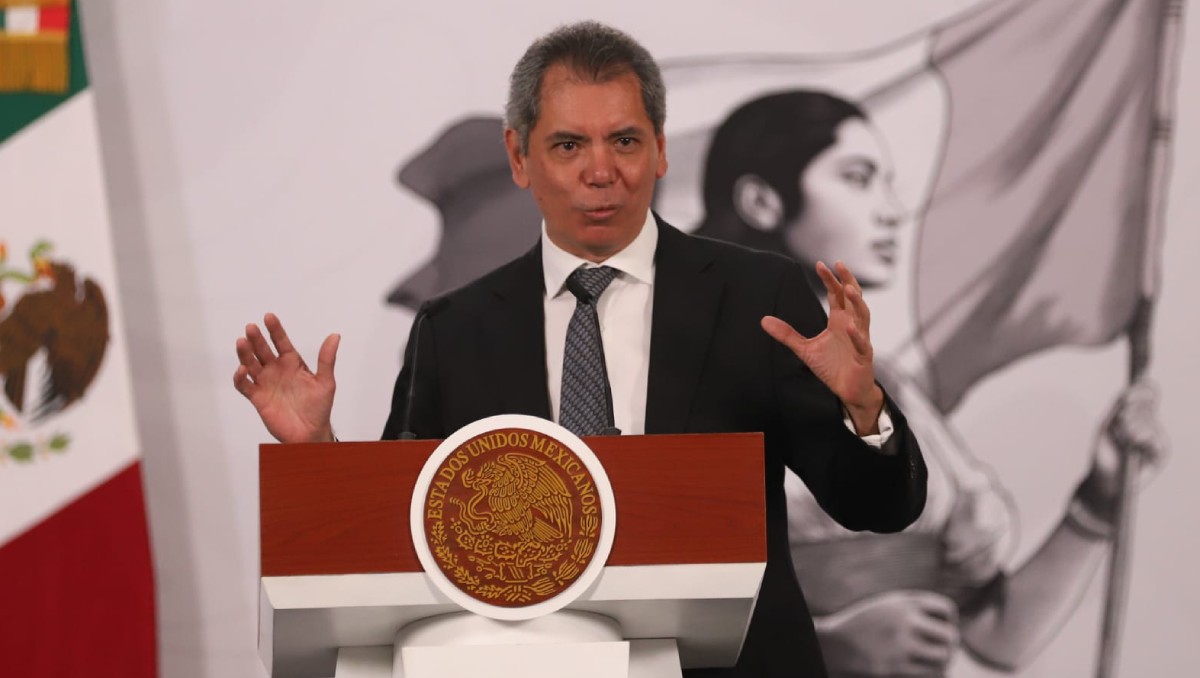 Édgar Amador Zamora, titular de Hacienda, anuncia baja de comisiones en tarjetas y vales en gasolineras. | Foto: Javier Ríos