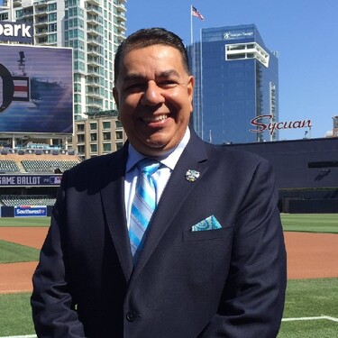 Eduardo Ortega, el mexicano con más años en MLB celebra sus 4 décadas con Padres visitando casa