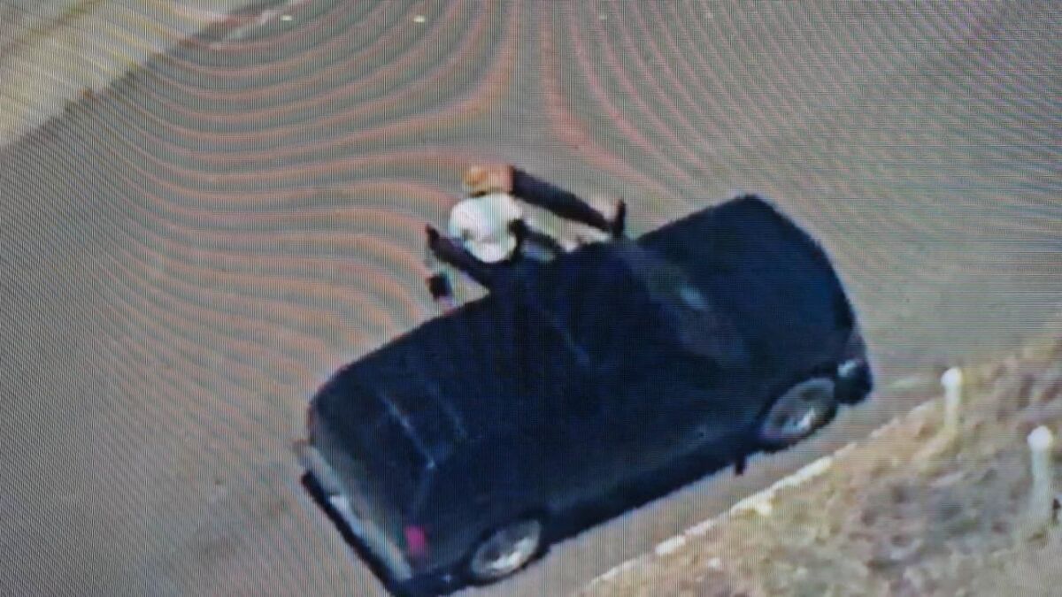 "El Jardinero" bajando de su camioneta antes de ser detenido