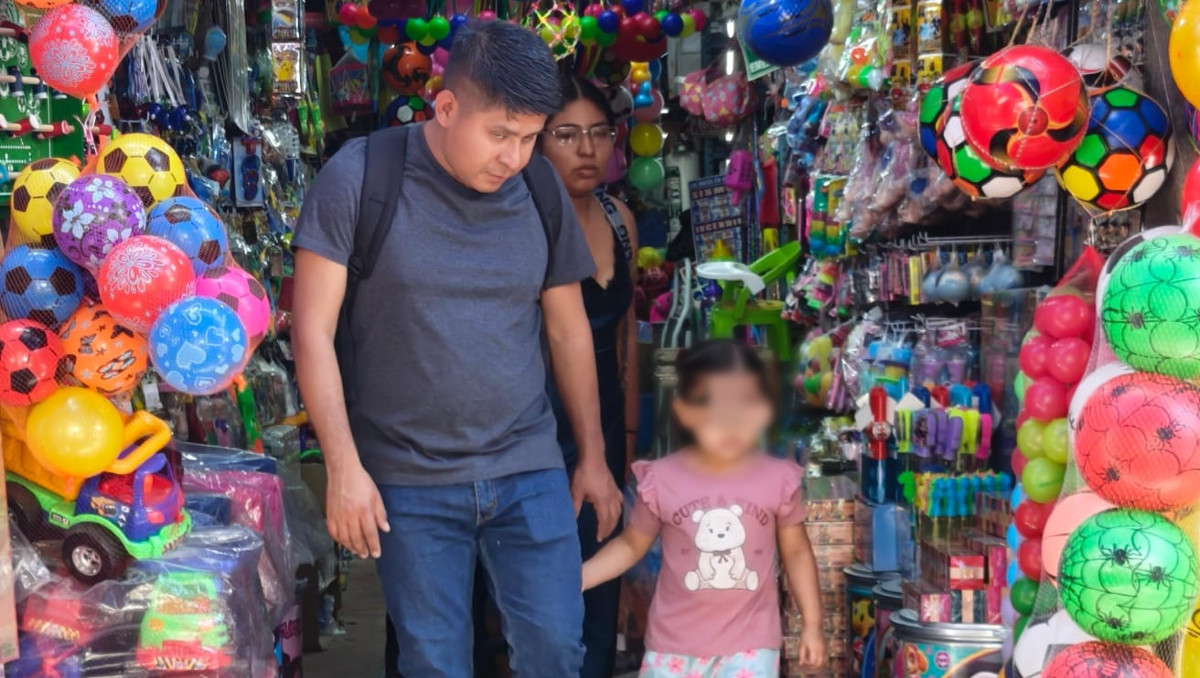 Familias poblanas recorren la 'calle de los juguetes' para el Día del Niño | Melanie Torres
