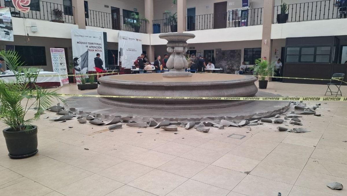 Hombre destroza fuente en Presidencia Municipal de Celaya; "Dios me mandó para acabar con la corrupción"