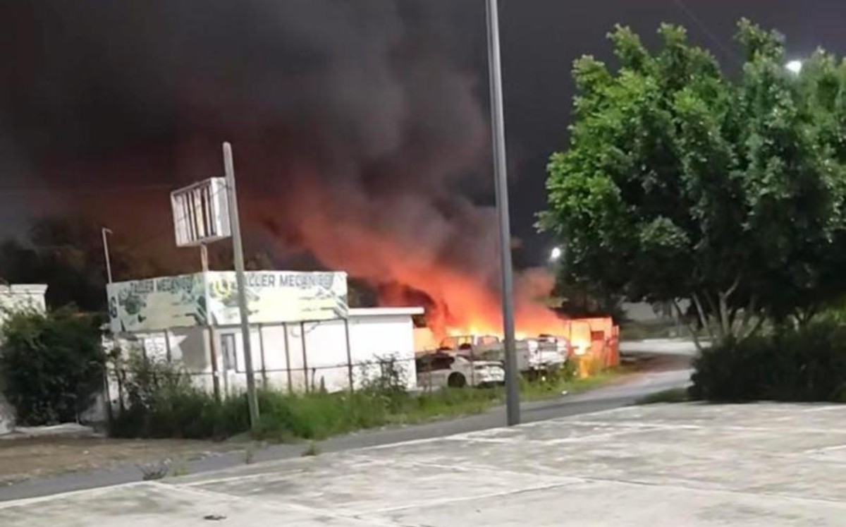 Incendian taller que resguardaban unidades de la Guardia Estatal en Reynosa. | Redes