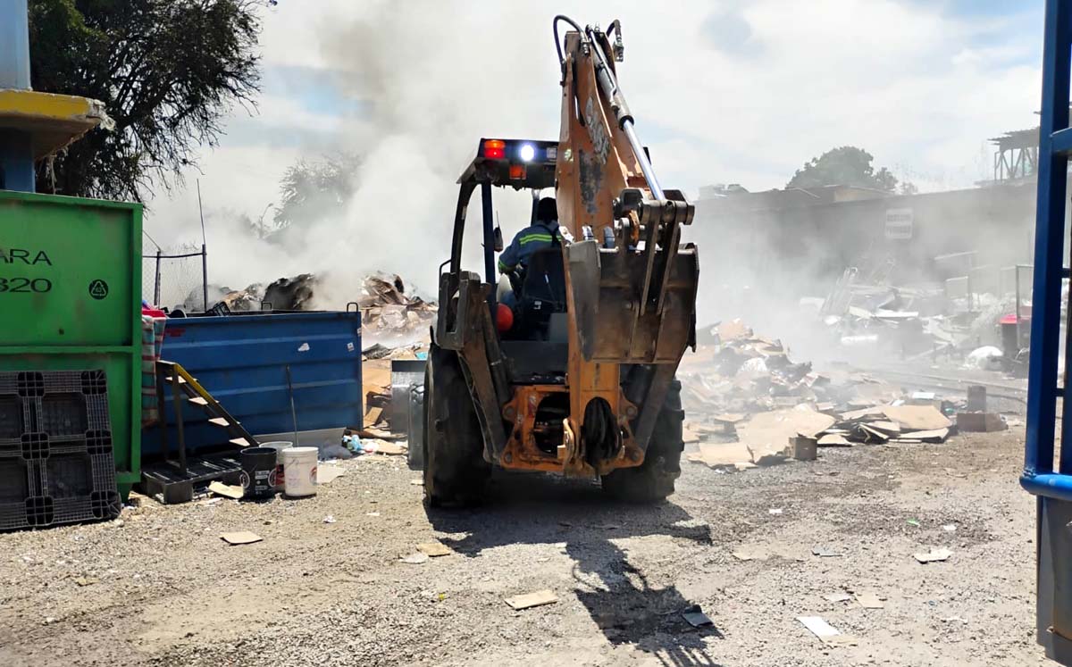 Incendio en recicladora en el Centro de Torreón. | Fotos: Eunice Muñoz