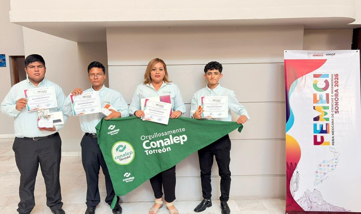 Joel Andrés Pérez, Jesús Alejandro Pedroza y Luis Eduardo Luna, junto a su asesora Wendy Isabel Aguilera Ontiveros. (cortesía)