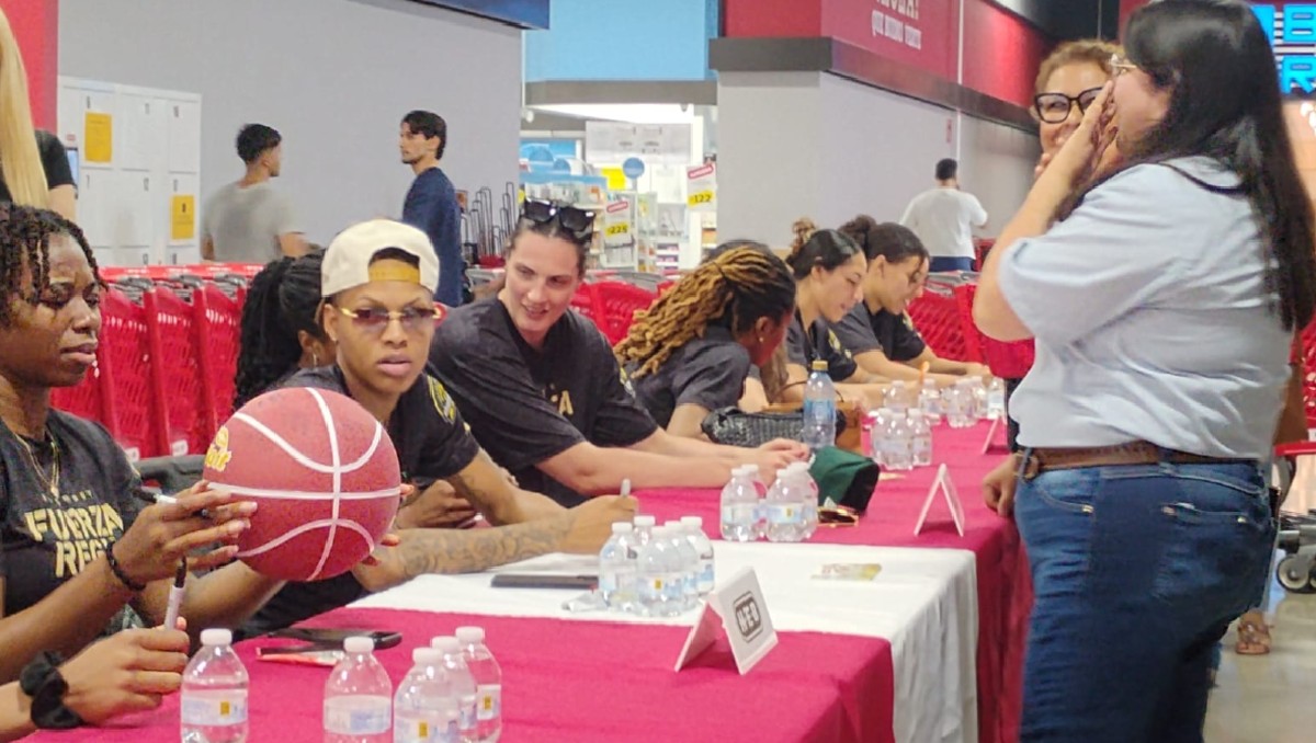 Jugadoras de Fuerza Regia Femenil se acercan con la afición en firma de autógrafos (Martha Cedillo)