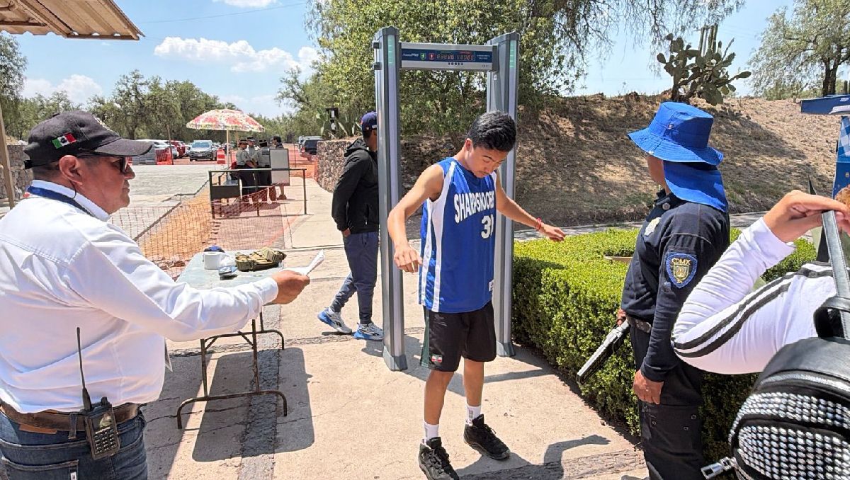 Personal de la Guardia Nacional supervisa las revisiones de los visitantes de Teotihuacan. | Foto: Especial