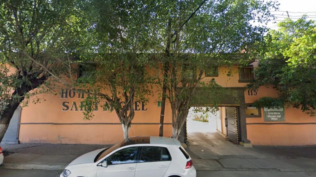 Sujetos armados ingresaron al establecimiento por la parte trasera y se dirigieron hacia el área de recepción, donde se encontraban dos mujeres.