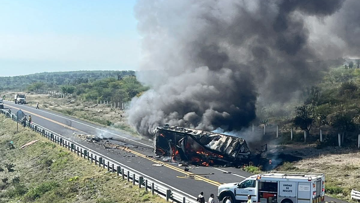 Volcadura e incendio de unidad pesada dejan un muerto en la Cuacnopalan-Oaxaca | Vía Carolina Espinosa