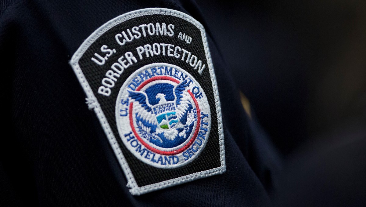 Agente de aduanas lleva un parche de la Agencia de Protección de Fronteras y Aduanas. | AP