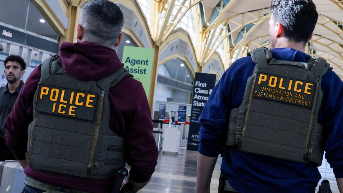 Agentes del Servicio de Inmigración y Control de Aduanas (ICE) patrullan el Aeropuerto Nacional Washington Reagan en Arlington, EU. | Reuters