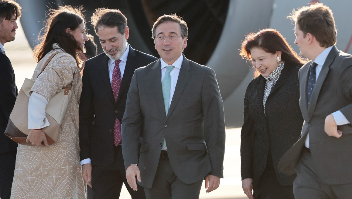 Albares fue recibido por la subsecretaria de Relaciones Exteriores y el embajador de España en México | Foto: EFE