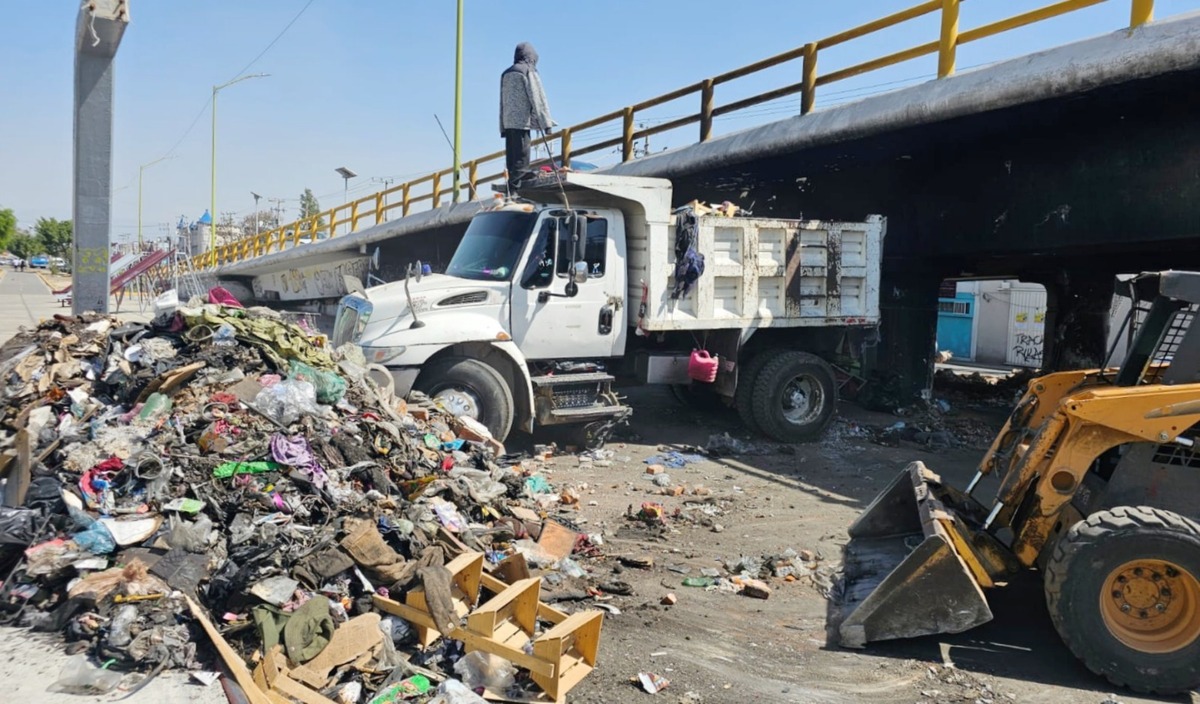 Azucena Cisneros Coss aseguró que recolectar tal cantidad de basura demuestra el enorme esfuerzo del gobierno municipal. | Foto: Especial