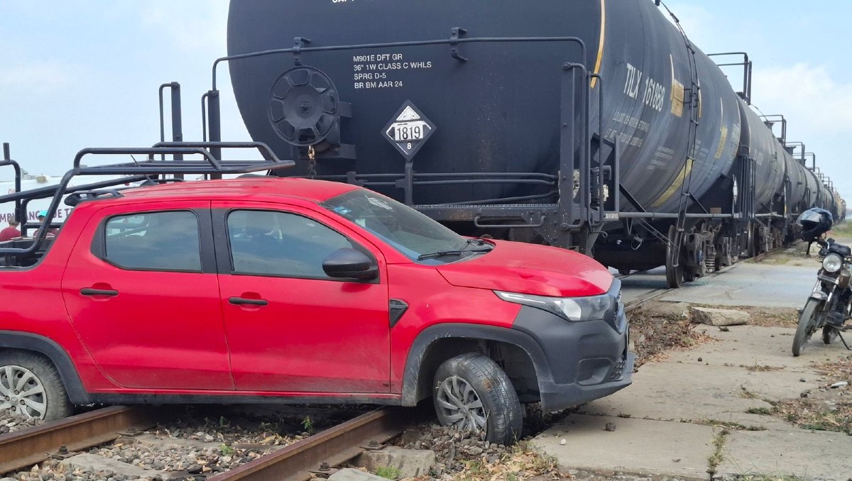 Camioneta resultó dañada tras ser embestida por un tren en el sector Miramar. (Mario Juárez)