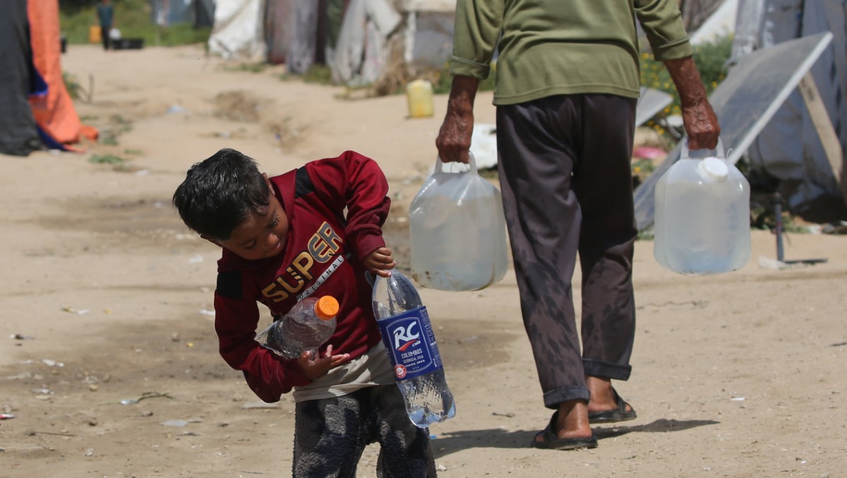 Cientos de palestinos deben trasladarse a campamentos de refugiados por agua potable | Foto: AFP
