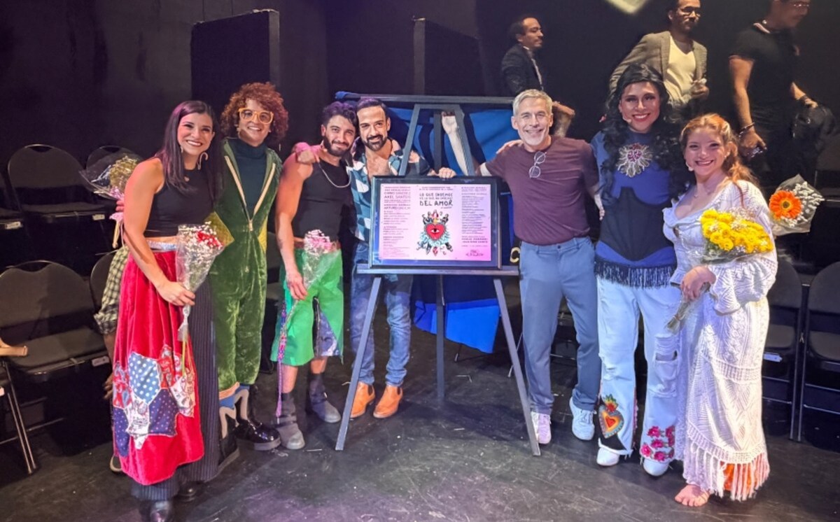 El elenco acompaña en la develación de la placa de Lo Que Sabemos de lo Que No Sabemos del Amor. Foto: Liz Cruz