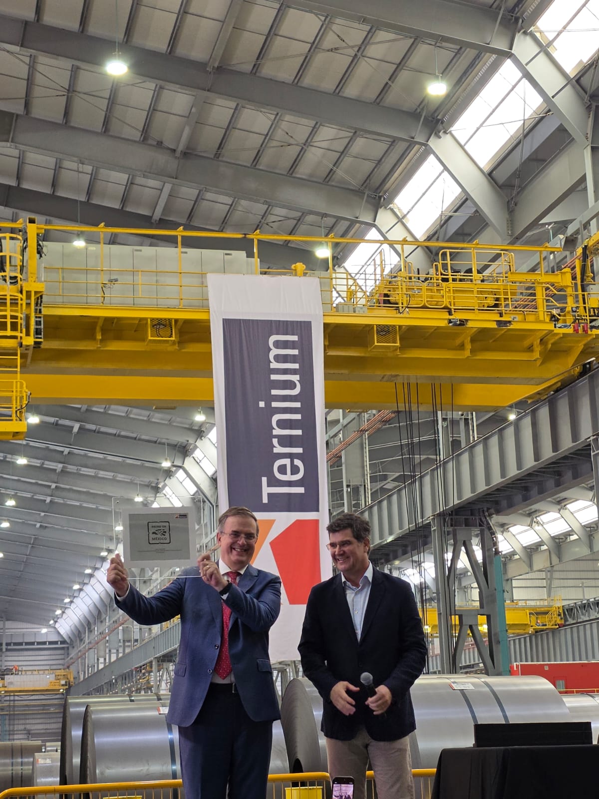 Se entregó una placa de acero 100 por ciento mexicano, fabricada en la nueva línea de galvanizado y marcada con el sello Hecho en México. | Especial
