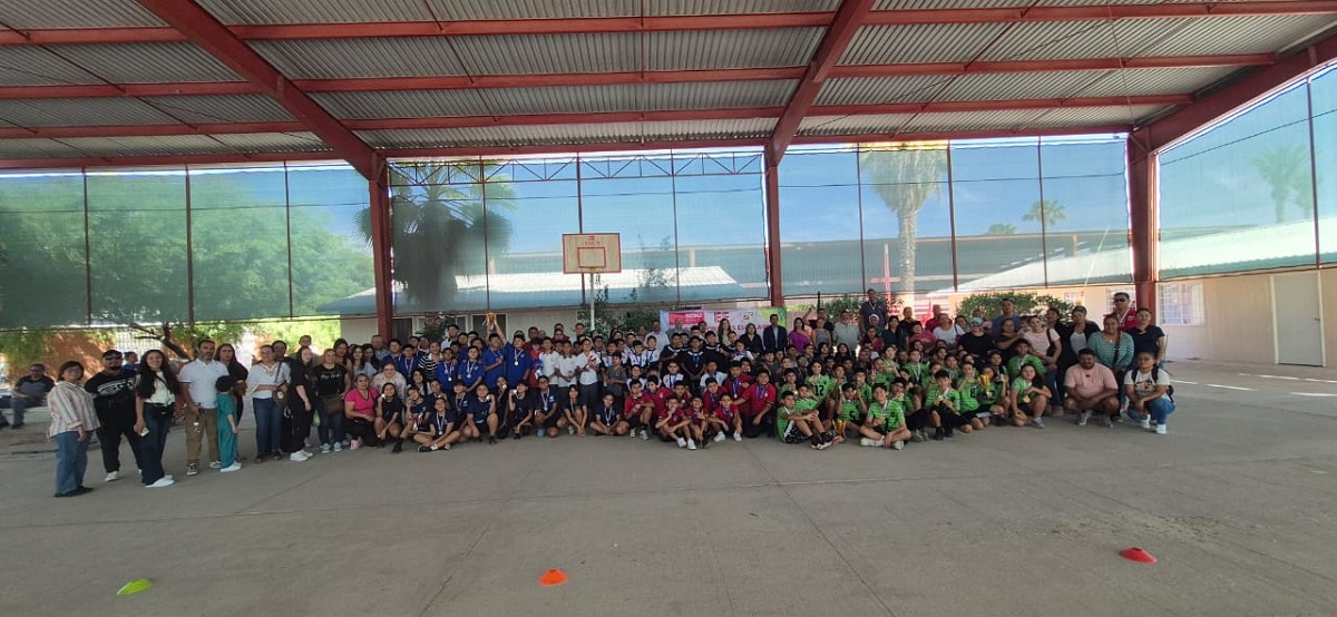 Ganadores en las disciplinas voleibol, hadball y mini handball, de las escuelas Felipe Ángeles y Ricardo Flores Magón. (cortesía)