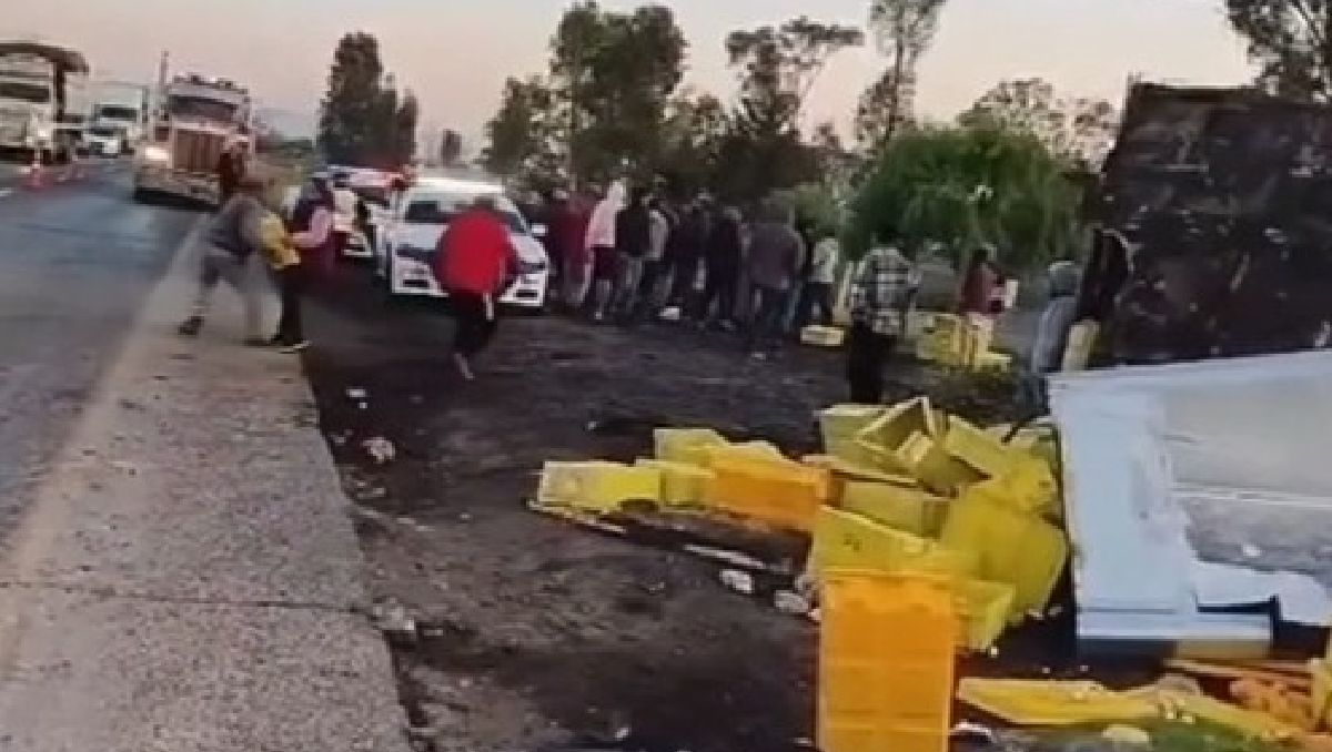 Aunque la Guardia Nacional estaba presente no se pudo detener la rapiña de pollos. | Foto: RRSS