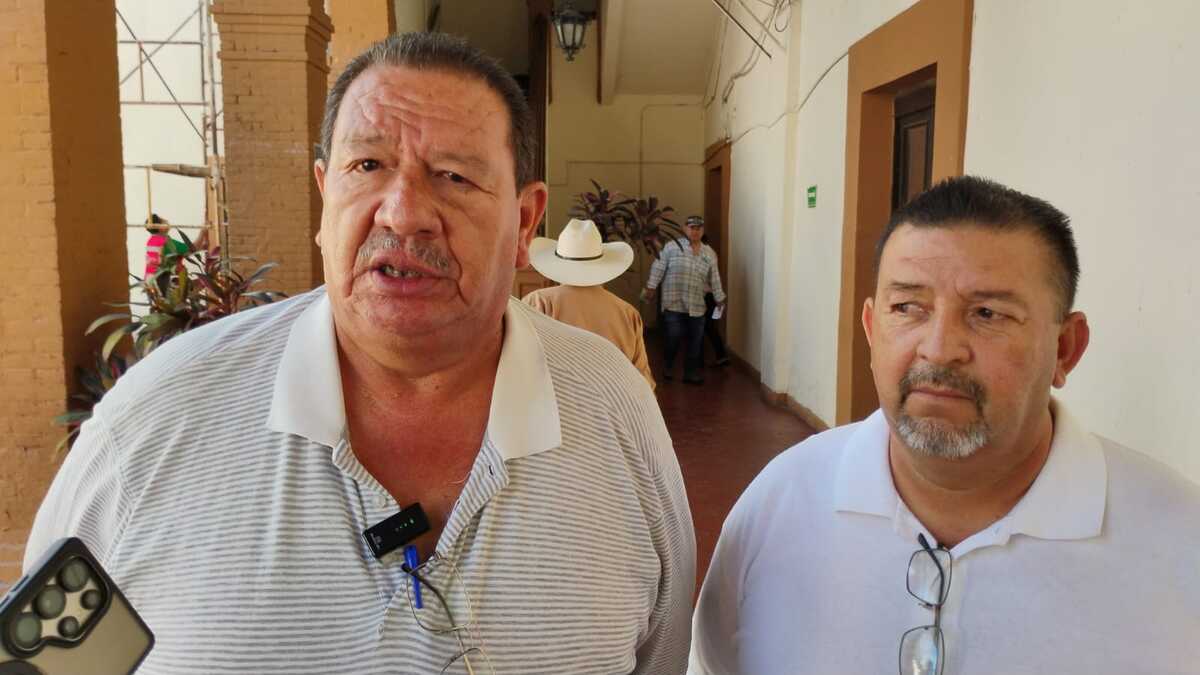 Martín Acosta y Rubén Jiménez, del Sindicato de Taxistas “Francisco Sarabia” de CTM en Lerdo |