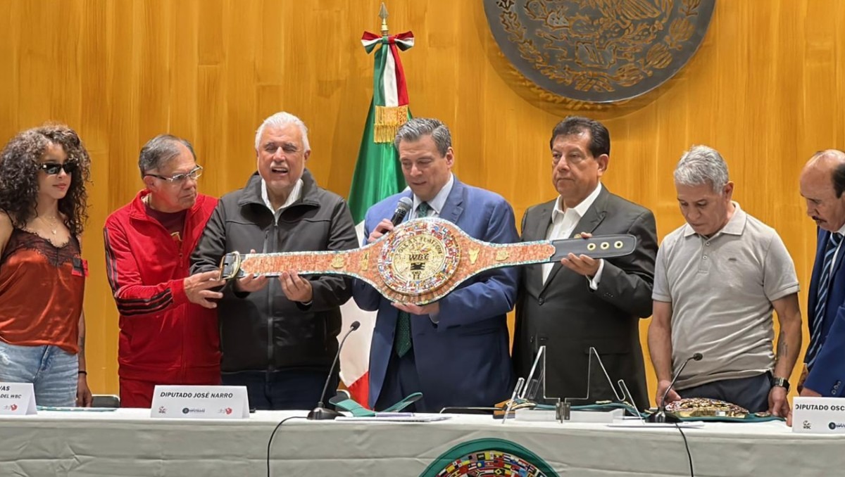 Mauricio Sulaimán presentó el nuevo cinturón conmemorativo dedicado a la cultura tolteca. (Olga Hirata)