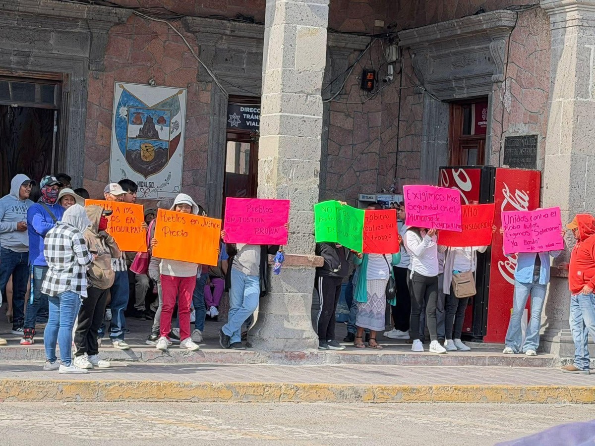 Por robos de automóviles, bloquean la carretera federal México- Laredo