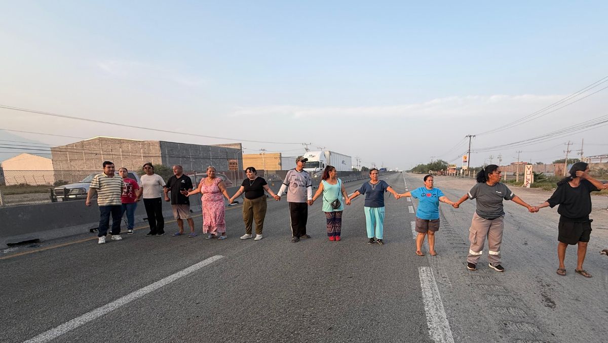 Vecinos bloquearon el Libramiento Noroeste durante la tarde de este martes. | Mayte Villasana