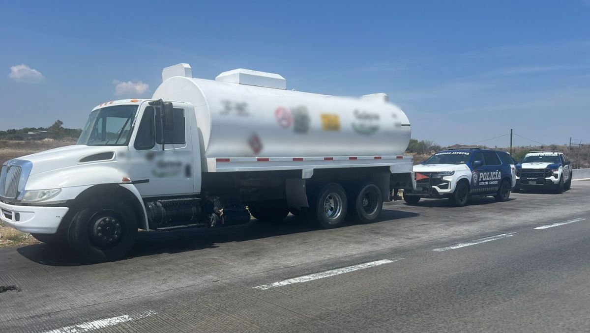 Aseguran pipa con 20 mil litros de gasolina en Celaya