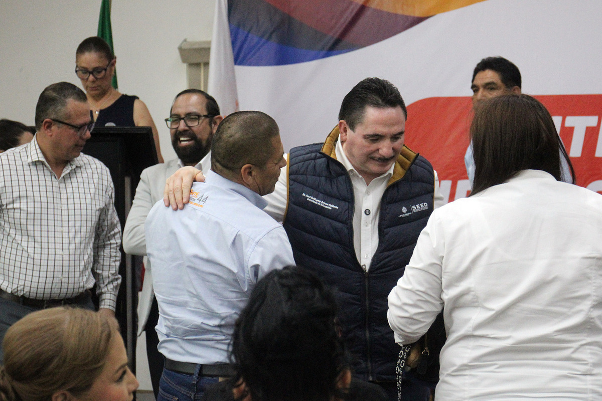 Autoridades de Durango entregaron sus recursos a jubilados de Sección 44 del SNTE | Rolando Riestra