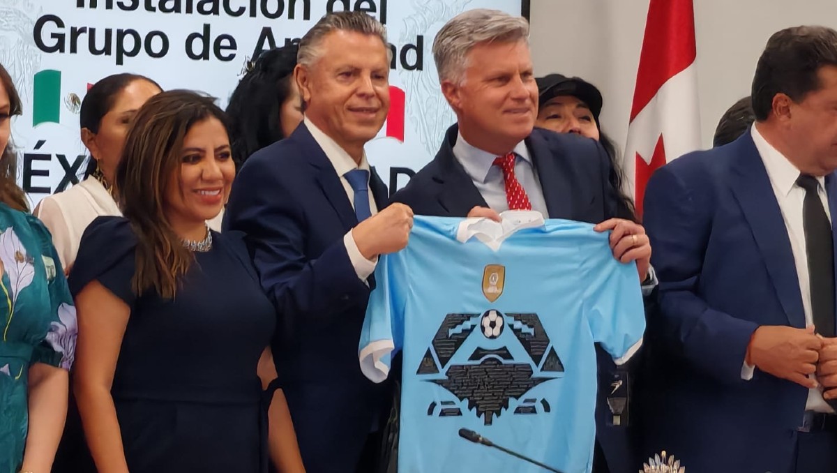 Cameron MacKay, embajador de Canadá en México, recibe del diputado federal Chucho Nader la playera de la Jaiba Brava.