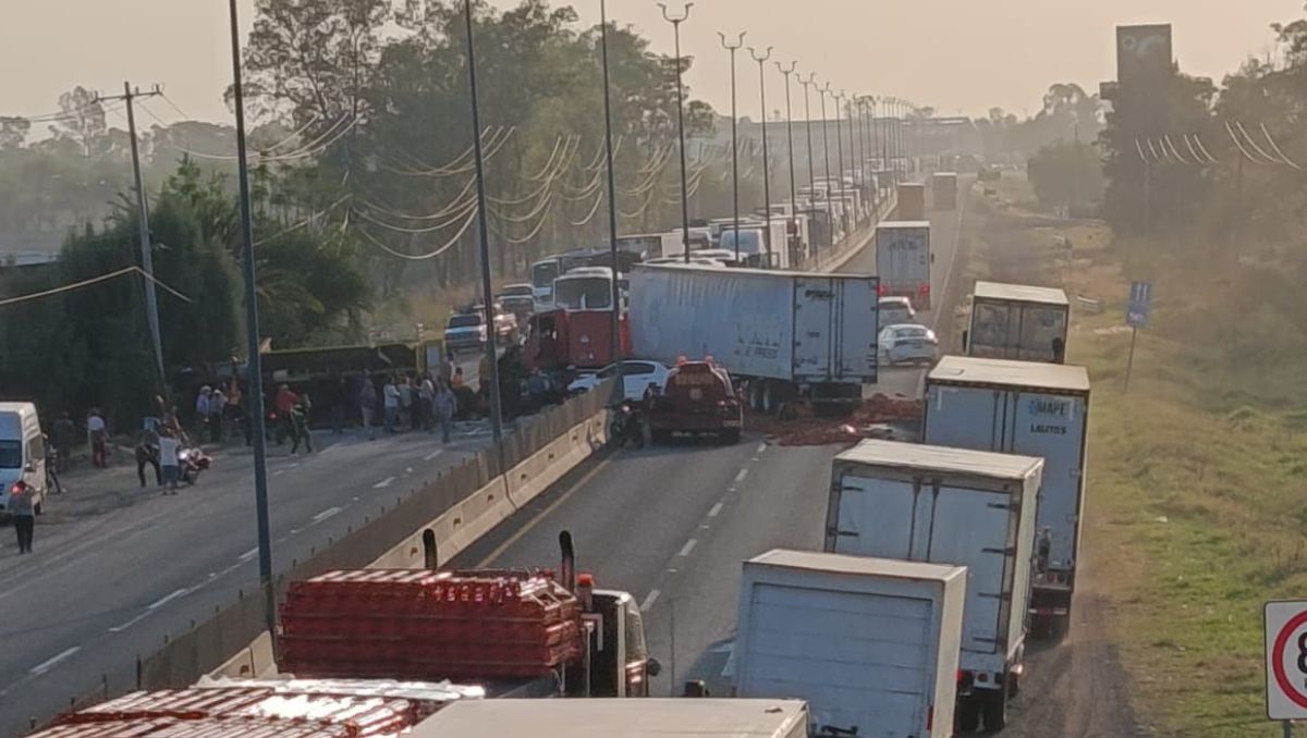 Carretera Irapuato–Abasolo colapsa tras fuerte choque de tráiler