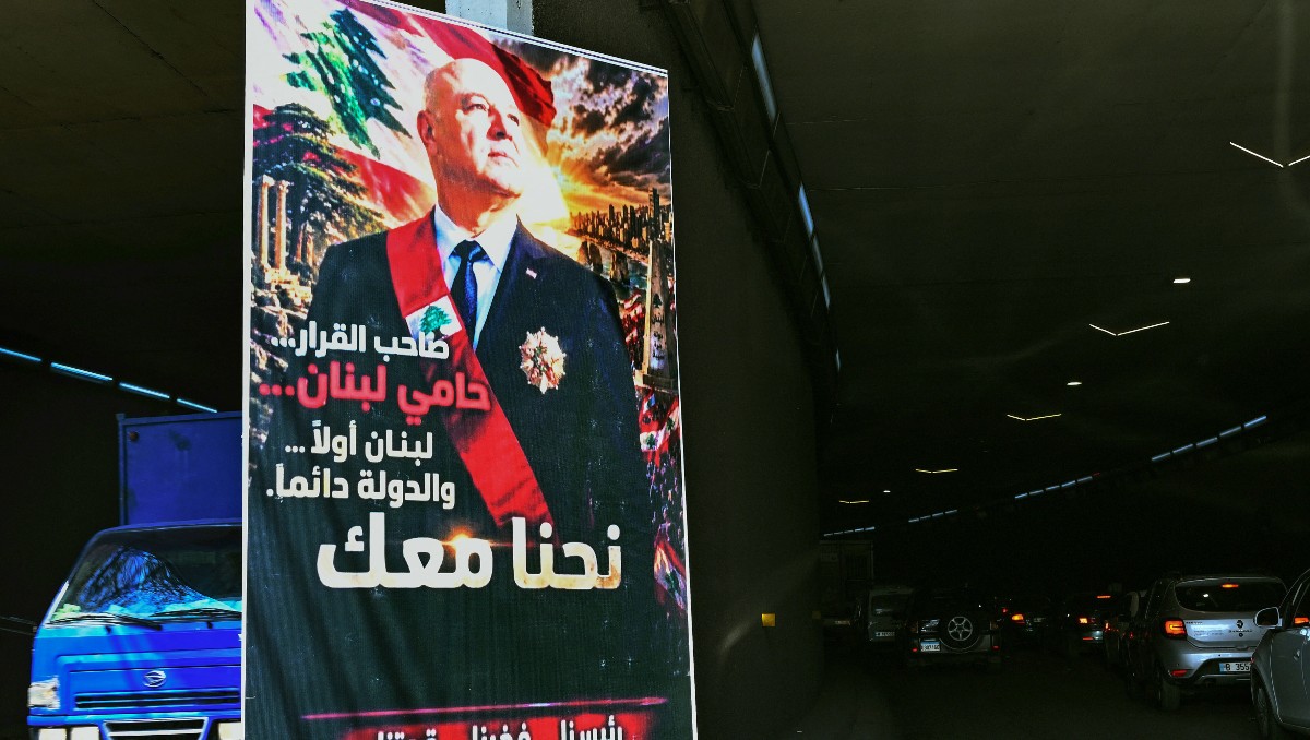 Cartel muestra retrato del presidente del Líbano. | AFP