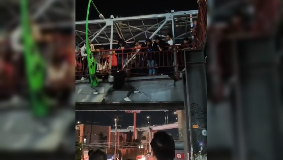 Se desconoce el estado de salud del joven tras caer del puente en Coacalco. | Foto: Especial