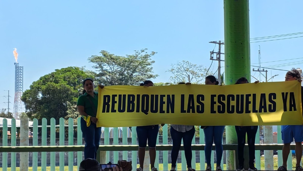 Familias piden reubicar escuelas en Dos Bocas. | Especial