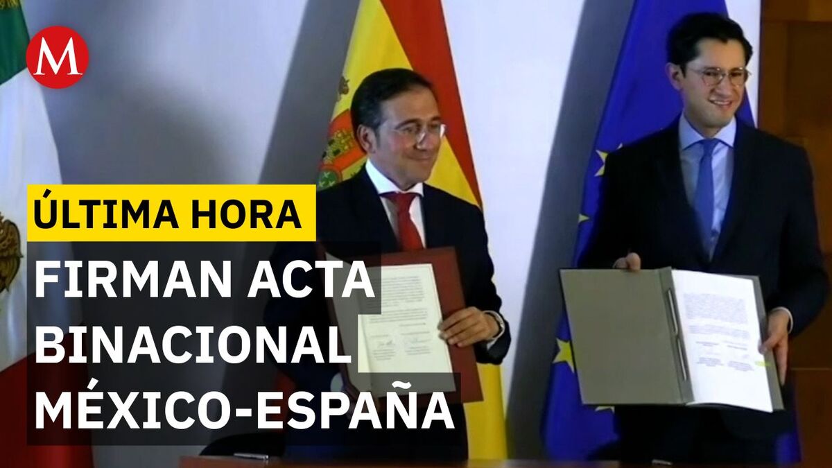 Momento de la firma entre Roberto Velasco y el ministro español José Manuel Albares