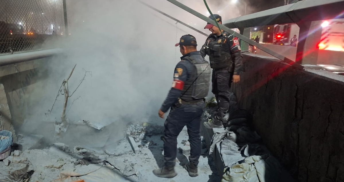 El fuego se desató en calles de la colonia Campestre Churubusco. | SSC