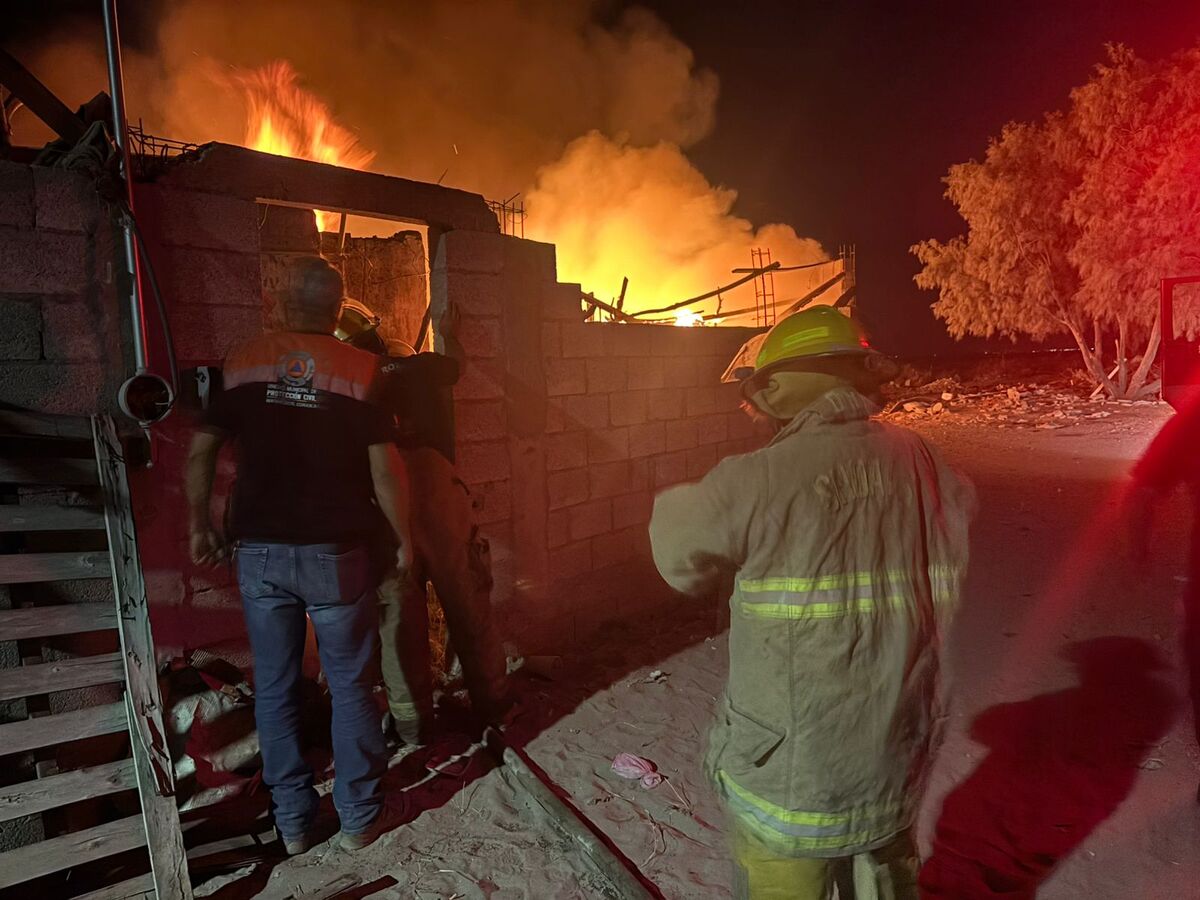 El fuego inició en el patio y se propagó rápidamente por la acumulación de basura, dejando daños totales en la casa de un hombre de 65 años.|Especial.