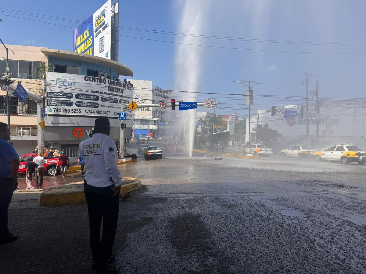 Fuga en tubería principal provoca suspensión de agua en zona tradicional del puerto | CAMAPA