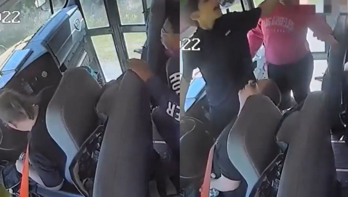 Grupo de estudiantes detiene autobus escolar tras emergencia médica de la conductora. | Especial