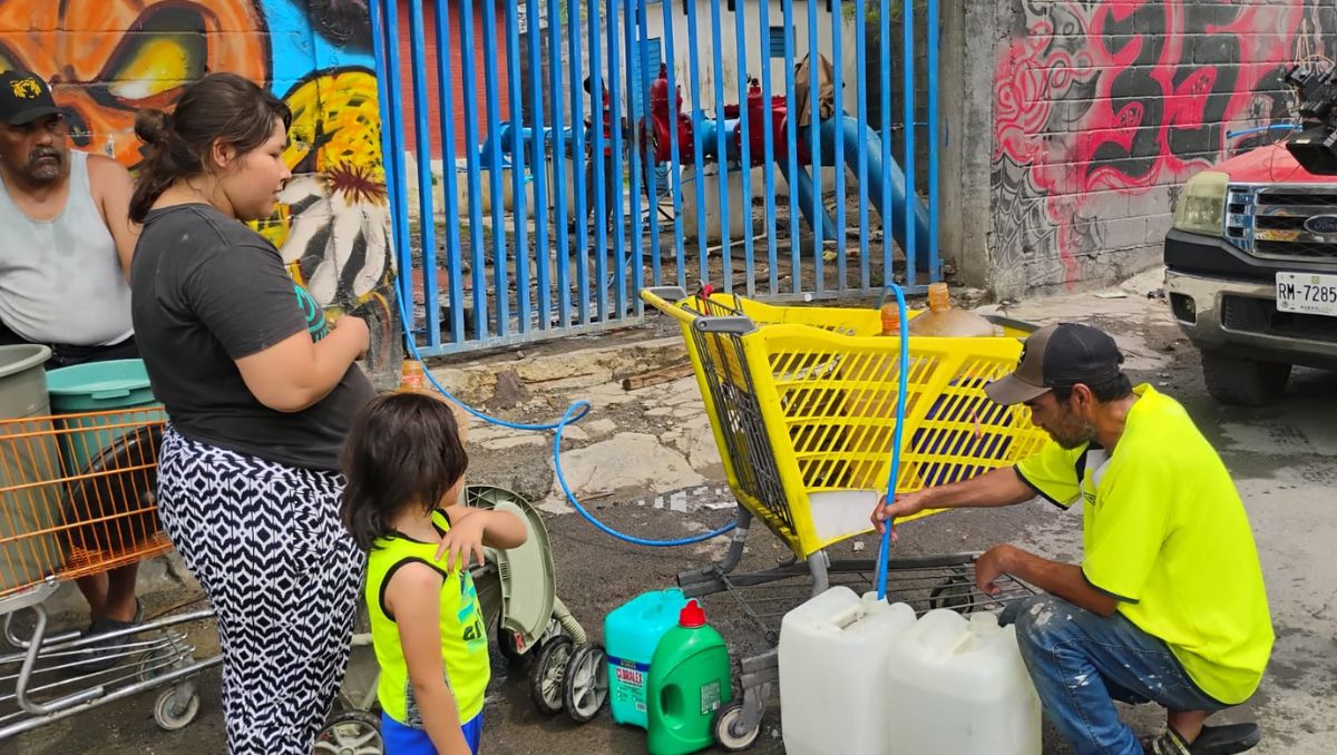 Habitantes acudieron a la estación de bombeo para extraer el vital líquido por su cuenta. | Sandra González