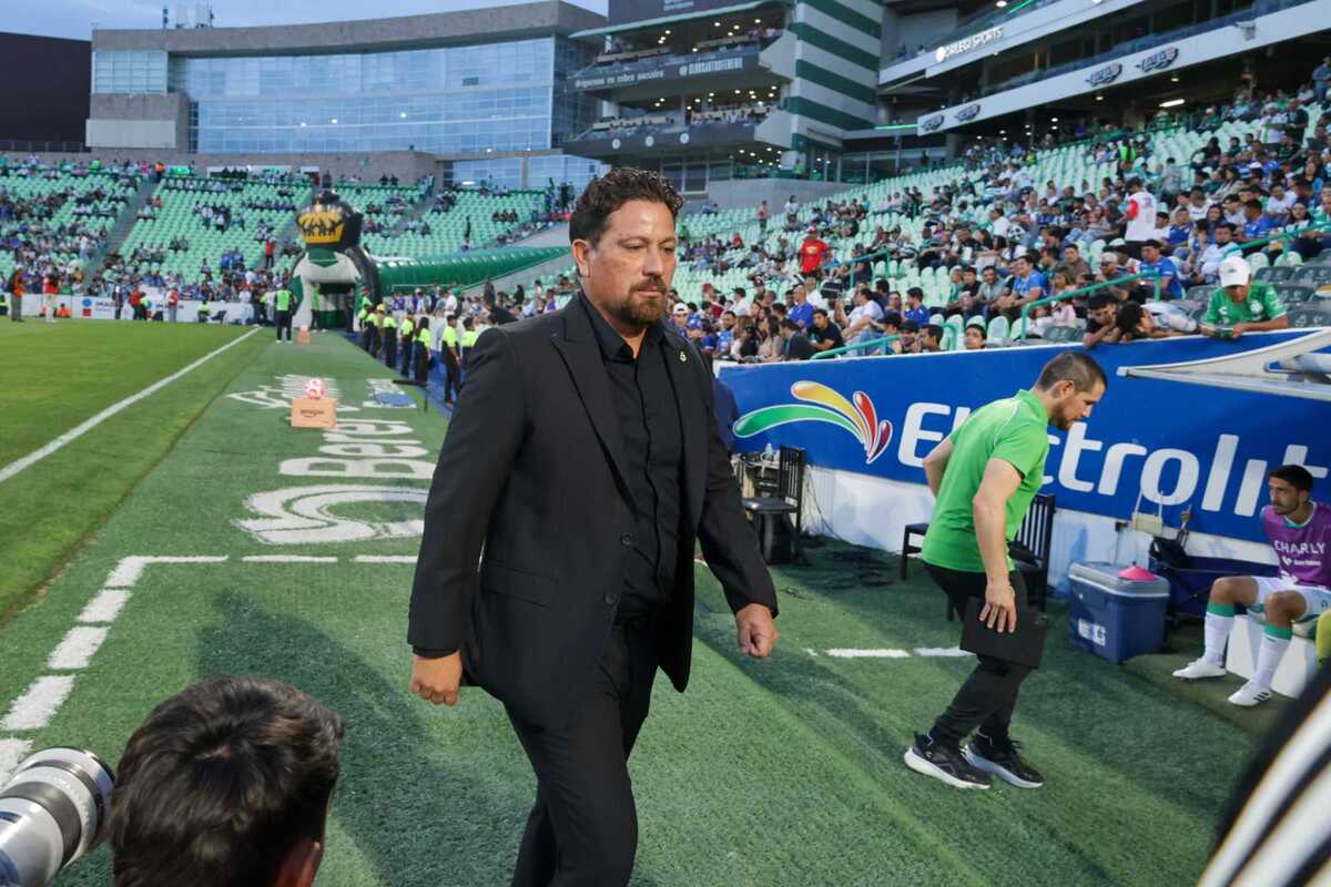 Omar Tapia, director técnico interino de Santos Laguna durante Clausura 2026.  | Rolando Riestra.