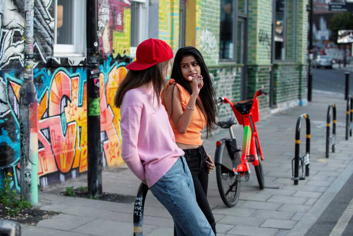 Dos personas que no buscan trabajo y ni estudian, las cuales son llamadas Ninis. Foto. Especial