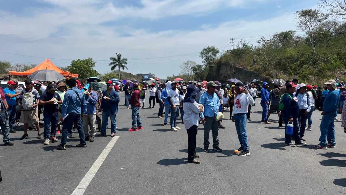 Pescadores de Pueblo Viejo bloquearon la carretera Tampico–Tuxpan. (Yazmín Sánchez)