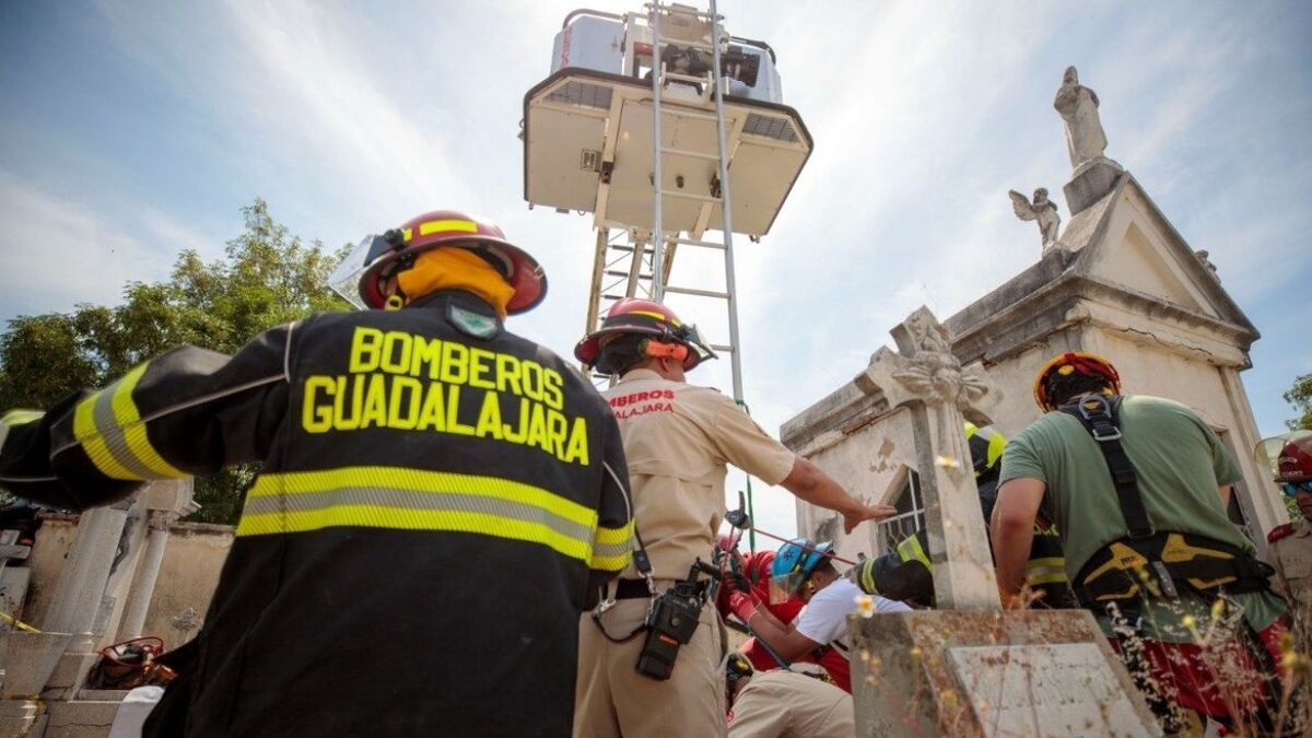 Trabajador cae 9 metros en Panteón Mezquitán (Cortesía)